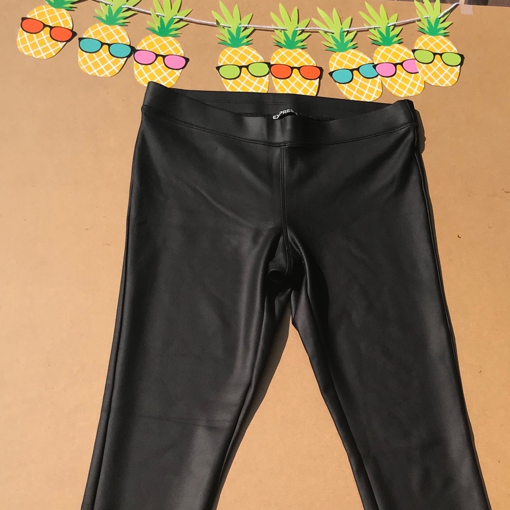 NWT EXPRESS BLACK PLEATHER LEGGING SIZE M